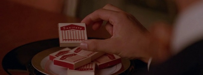 Gloria le sirve a su hijo Dandy condones en un plato