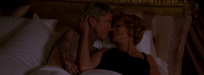 Paul junto a Elsa Mars en la cama