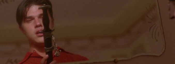 Dandy, con un puñal en la mano