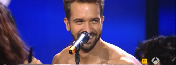 Pablo Alborán se quita la camiseta en 'Los viernes al show'