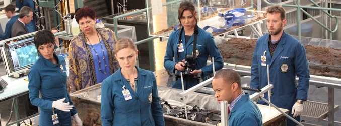 Brennan y el resto de su equipo analizando pruebas