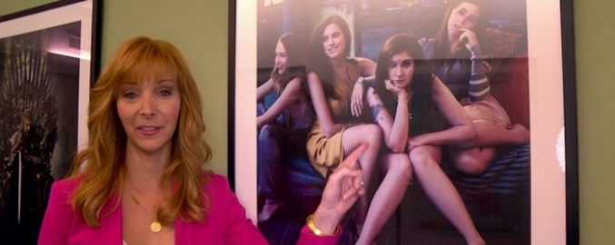 Valerie Cherish junto a un póster de &#39;Girls&#39;