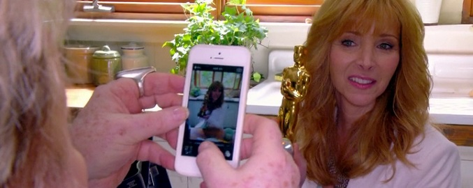 Valerie Cherish se fotografía junto al Oscar de Jane