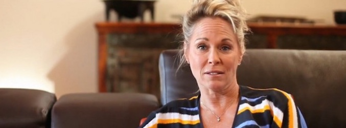 Barbara Bowman contando su testimonio