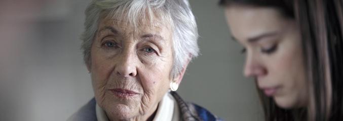 La abuelita (Lola Cordón) y Caperucita Roja (Laia Costa)