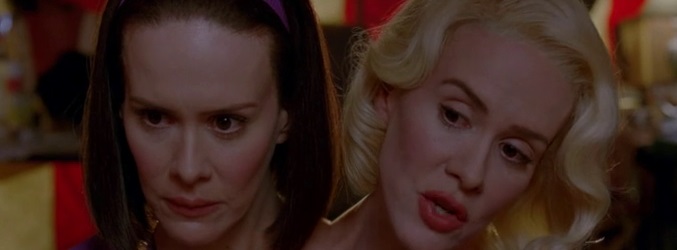 Bette luce nuevo look junto a su hermana Dot