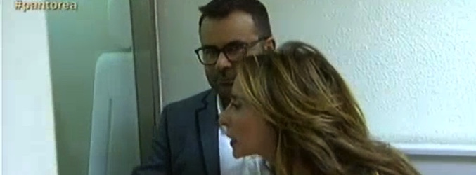María Patiño y Jorge Javier en la puerta del baño, intentando sacar a Chelo