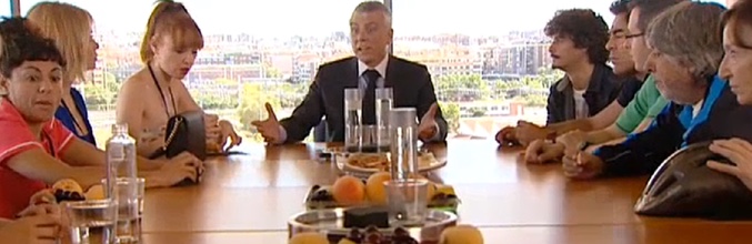 Los vecinos reunidos con el supuesto Paolo Vasile