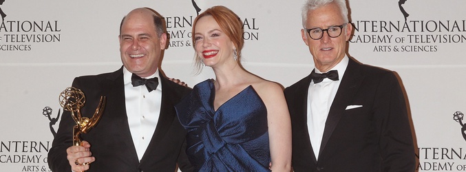 Matthew Weiner con su premio junto a Christina Hendricks y John Slattery