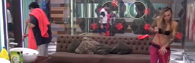 Los concursantes limpian la casa tras la guerra de comida