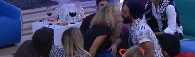 Azahara besa a Juanma mientras juegan a la botella