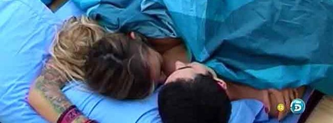 Luis y Paula en la cama besándose