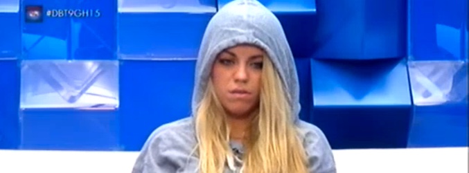 Yoli desahogándose en el confesionario