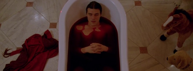 Dandy se baña en la sangre de su madre Gloria