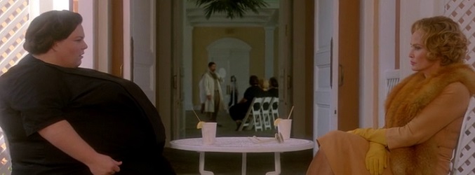 Elsa Mars recluta a Barbara, una obesa