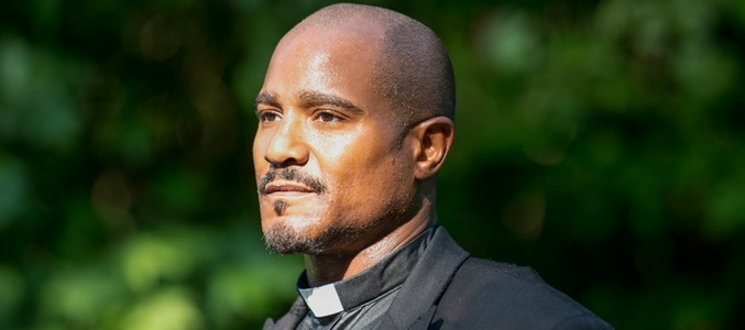Seth Gilliams como Padre Gabriel