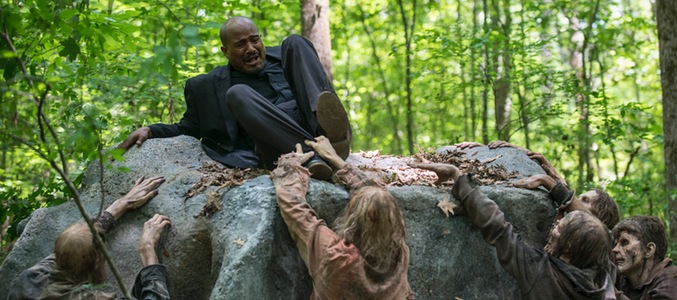 El padre Gabriel perseguido por los zombies