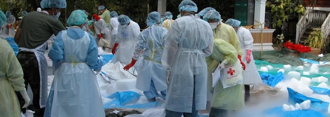 Un grupo de sanitarios ayudando