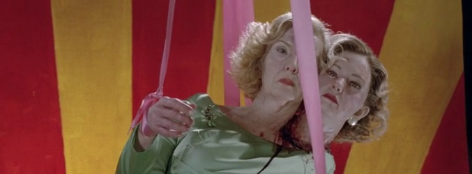 Dandy construye una marioneta con el cuerpo de su madre y una vendedora de Avon