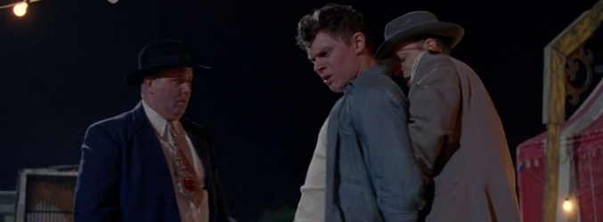 Jimmy Darling es arrestado por dos agentes de policía