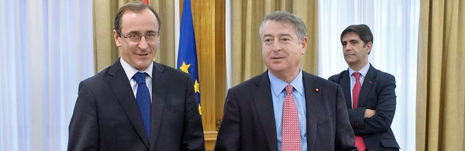 El presidente de RTVE, José Antonio Sánchez y el ministro de Sanidad, Alfonso Alonso firman el acuerdo de colaboración