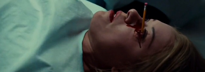 Rachel (Tatiana Maslany) tras clavársele un lápiz en el ojo