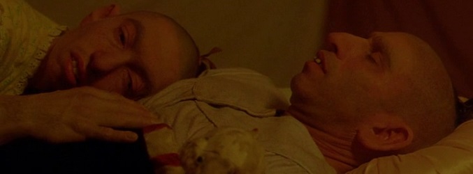 Pepper junto al cuerpo de Salty