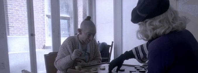 Elsa juega a las damas con Pepper