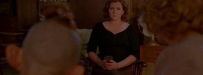 Mare Winningham es Rita, la hermana de Pepper