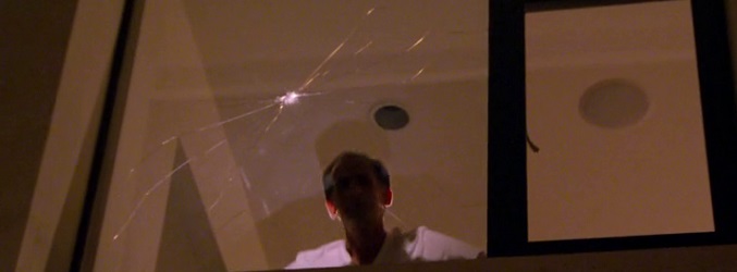 Mark observa a través de la ventana