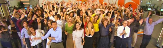 El equipo al completo de &#39;Antena 3 Noticias&#39; y &#39;Espejo público&#39; en una secuencia del flashmob navideño