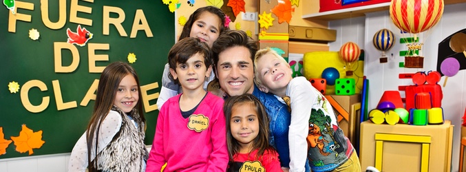 Los niños de &#39;Fuera de clase&#39; junto a Bustamante