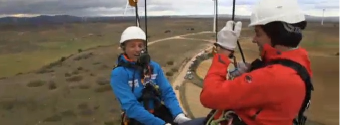 Sánchez y Calleja haciendo rapel en un molino de viento