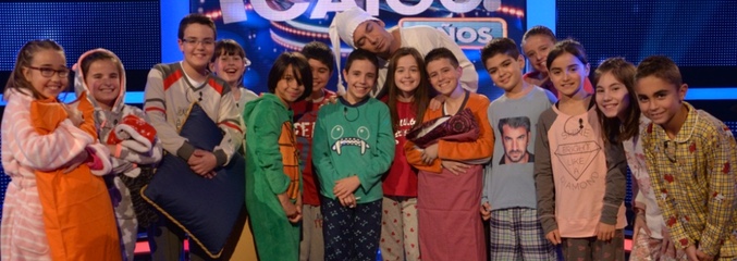 Arturo Valls junto a los pequeños concursantes