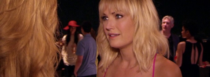 Juna (Malin Akerman) se reencuentra con Valerie Cherish (Lisa Kudrow)