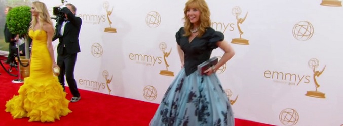 Valerie Cherish (Lisa Kudrow) en la alfombra roja de los Emmy