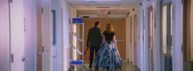 Valerie y Mark abandonan juntos el hospital en la última imagen de 'The Comeback'