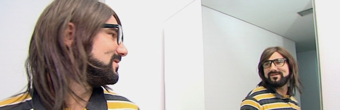 Un jefe infiltrado mirando su caracterización