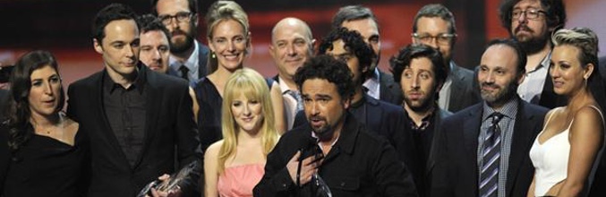 El elenco de 'Big Bang Theory' recogiendo el premio a Mejor Serie