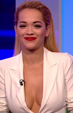 El escote de Rita Ora