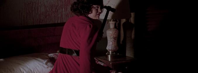 Marjorie (Jamie Brewer) mata a martillazos a Alice