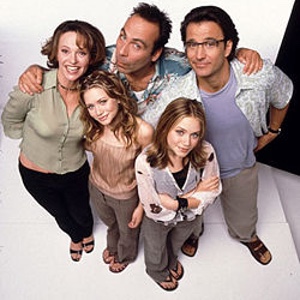 Taylor Negron en el centro, detrás de las Olsen