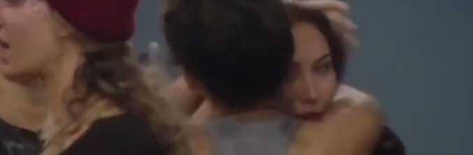 Chloe Goodman, abrazada y consolada por una compañera