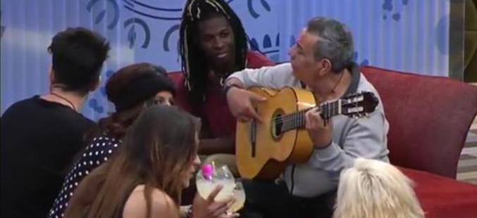 Los Chunguitos tocando la guitarra