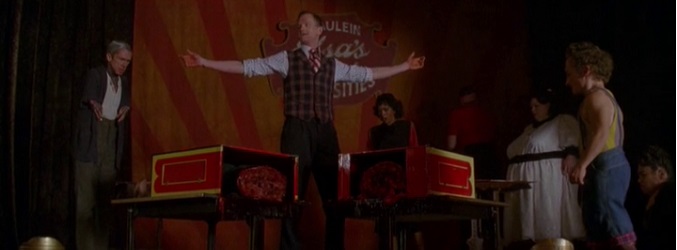 Chester Creb parte por la mitad a Maggie en su truco de magia