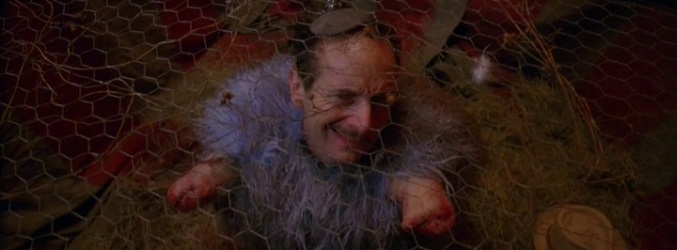 Stanley, convertido en pájaro por los integrantes del freak show