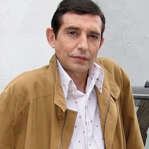 Roberto Cairo como Desi