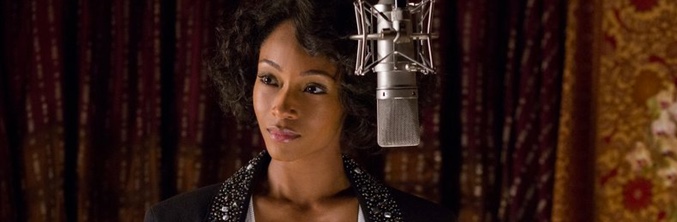 Yaya DaCosta interpretando a Whitney Houston
