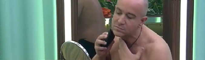 Víctor Sandoval se rapa al cero