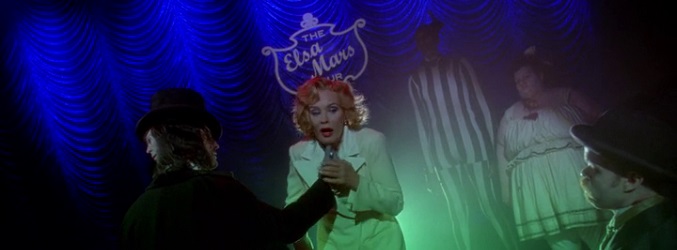 Edward Mordrake apuñala a Elsa Mars en su programa